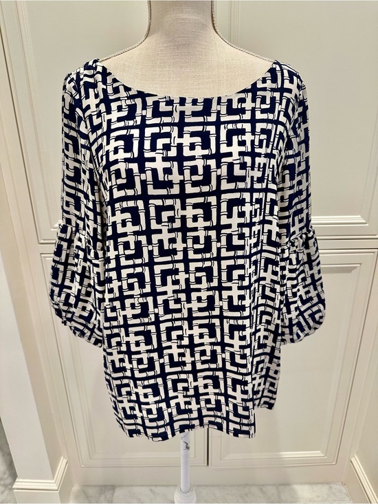 Lilly Pulitzer Tops - Lilly Pulitzer Navy & ivory Geometric Scoop Neck Blouse
